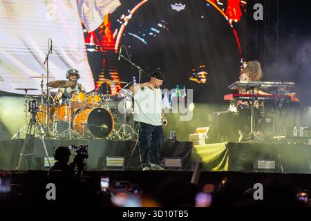 Tijuana, Baja California, Mexiko. Oktober 2025. RESIDENTE tritt mit seinem Schlagzeuger und Keyboarder auf der Bühne im Monumento México während des Festivals de Octubre in Tijuana, Mexiko, auf. (Kreditbild: © Alvaro Diaz/ZUMA Press Wire) NUR REDAKTIONELLE VERWENDUNG! Nicht für kommerzielle ZWECKE! Stockfoto