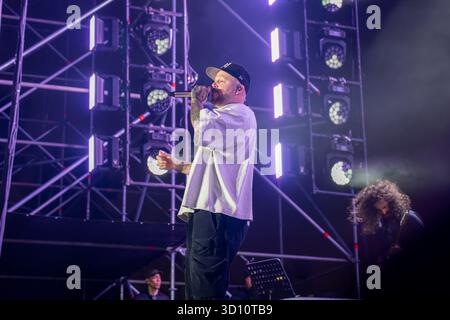Tijuana, Baja California, Mexiko. Oktober 2025. RESIDENTE tritt während seines Auftritts im Monumento México für das Festival de Octubre in Tijuana, Mexiko, unter hellen Bühnenlichtern auf. (Kreditbild: © Alvaro Diaz/ZUMA Press Wire) NUR REDAKTIONELLE VERWENDUNG! Nicht für kommerzielle ZWECKE! Stockfoto