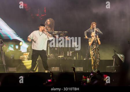 Tijuana, Baja California, Mexiko. Oktober 2025. Rauch und Lichter füllen die Bühne, während RESIDENTE mit seiner Band beim Festival de Octubre im Monumento México in Tijuana, Mexiko, auftritt. (Kreditbild: © Alvaro Diaz/ZUMA Press Wire) NUR REDAKTIONELLE VERWENDUNG! Nicht für kommerzielle ZWECKE! Stockfoto