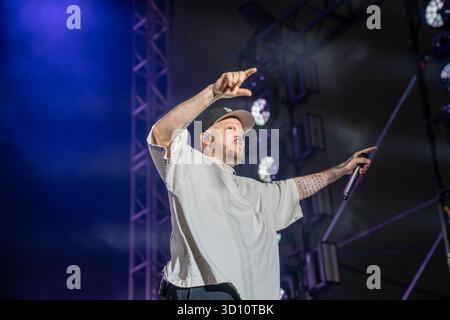 Tijuana, Baja California, Mexiko. Oktober 2025. RESIDENTE hebt seine Arme auf das Publikum während seines Auftritts im Monumento México für das Festival de Octubre in Tijuana, Mexiko. (Kreditbild: © Alvaro Diaz/ZUMA Press Wire) NUR REDAKTIONELLE VERWENDUNG! Nicht für kommerzielle ZWECKE! Stockfoto