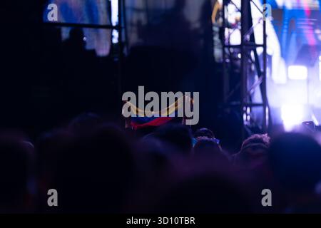 Tijuana, Baja California, Mexiko. Oktober 2025. Während Residentes Auftritt im Monumento México für das Festival de Octubre in Tijuana, Mexiko, wird eine kolumbianische Flagge geworfen. (Kreditbild: © Alvaro Diaz/ZUMA Press Wire) NUR REDAKTIONELLE VERWENDUNG! Nicht für kommerzielle ZWECKE! Stockfoto