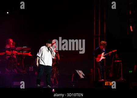 Tijuana, Baja California, Mexiko. Oktober 2025. RESIDENTE spielt mit seiner Band einen intimen Teil beim Festival de Octubre im Monumento México in Tijuana, Mexiko, einer Grenzstadt, die Kulturen und Stimmen verbindet. (Kreditbild: © Alvaro Diaz/ZUMA Press Wire) NUR REDAKTIONELLE VERWENDUNG! Nicht für kommerzielle ZWECKE! Stockfoto