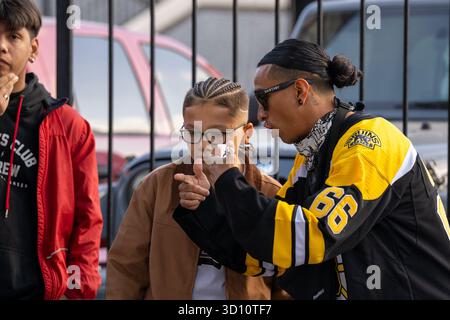 Tijuana, Baja California, Mexiko. Oktober 2025. Lokale Rapper bereiten sich vor, vor Residentes historischem Konzert im Monumento México in Tijuana, Mexiko, in der Nähe der US-Grenze aufzutreten. (Kreditbild: © Alvaro Diaz/ZUMA Press Wire) NUR REDAKTIONELLE VERWENDUNG! Nicht für kommerzielle ZWECKE! Stockfoto