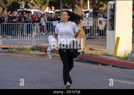 Tijuana, Baja California, Mexiko. Oktober 2025. Ein Fan läuft, um sich einen guten Platz vor Residentes Konzert im Monumento México in Tijuana, Mexiko, zu sichern. (Kreditbild: © Alvaro Diaz/ZUMA Press Wire) NUR REDAKTIONELLE VERWENDUNG! Nicht für kommerzielle ZWECKE! Stockfoto