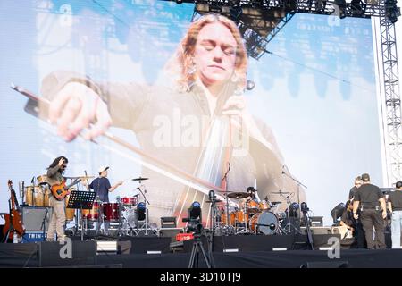 Tijuana, Baja California, Mexiko. Oktober 2025. Musiker bereiten sich während des Soundcheck vor Residentes historischem Konzert im Monumento México in Tijuana, Mexiko, nahe der US-Grenze vor. (Kreditbild: © Alvaro Diaz/ZUMA Press Wire) NUR REDAKTIONELLE VERWENDUNG! Nicht für kommerzielle ZWECKE! Stockfoto