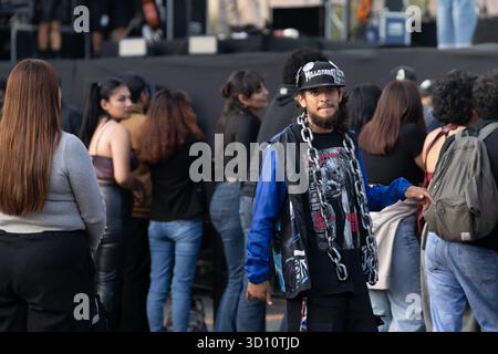 Tijuana, Baja California, Mexiko. Oktober 2025. Ein Fan wartet in der Nähe der Bühne vor Residentes Konzert im Monumento México in Tijuana, Mexiko. (Kreditbild: © Alvaro Diaz/ZUMA Press Wire) NUR REDAKTIONELLE VERWENDUNG! Nicht für kommerzielle ZWECKE! Stockfoto