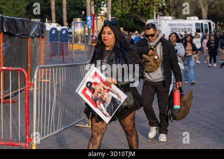 Tijuana, Baja California, Mexiko. Oktober 2025. Ein Fan trägt ein Poster des Puerto-ricanischen Rappers Residente vor seinem Konzert im Monumento México in Tijuana, Mexiko. (Kreditbild: © Alvaro Diaz/ZUMA Press Wire) NUR REDAKTIONELLE VERWENDUNG! Nicht für kommerzielle ZWECKE! Stockfoto