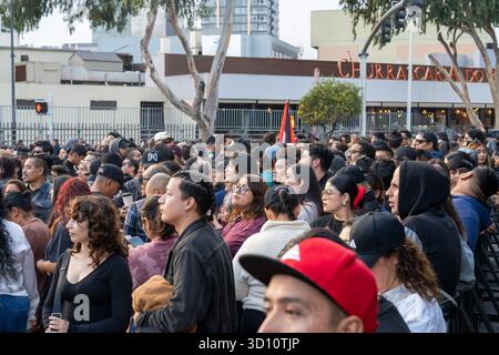 Tijuana, Baja California, Mexiko. Oktober 2025. Tausende versammeln sich im Monumento México in Tijuana, Mexiko, kurz vor Beginn des kostenlosen Borderland-Konzerts von Residente. (Kreditbild: © Alvaro Diaz/ZUMA Press Wire) NUR REDAKTIONELLE VERWENDUNG! Nicht für kommerzielle ZWECKE! Stockfoto