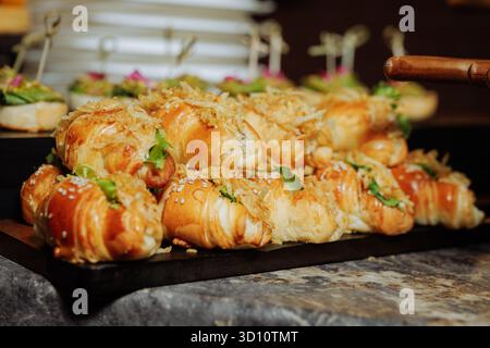 Blätterteiggebäck mit Gemüse und knusprigen Belägen - perfekt für Luxusverpflegung oder Gourmet-Snack-Branding. Stockfoto