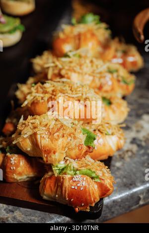 Blätterteiggebäck mit Gemüse und knusprigen Belägen - perfekt für Luxusverpflegung oder Gourmet-Snack-Branding. Stockfoto