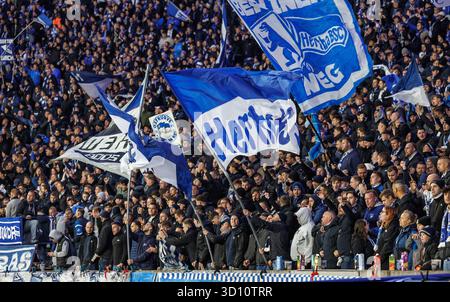 Berlin, Deutschland. Oktober 2025. Fußball: Bundesliga 2, Hertha BSC - Fortuna Düsseldorf, Spieltag 10, Olympiastadion. Hertha BSC Fans stehen mit Fahnen im Stadion. Hinweis: Andreas Gora/dpa - WICHTIGER HINWEIS: Gemäß den Vorschriften der DFL Deutschen Fußball-Liga und des DFB Deutschen Fußball-Bundes ist es verboten, im Stadion und/oder des Spiels aufgenommene Fotografien in Form von sequenziellen Bildern und/oder videoähnlichen Fotoserien zu verwenden oder zu verwenden./dpa/Alamy Live News Stockfoto