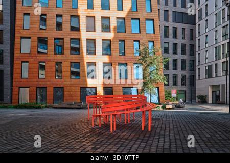 Oslo, Norwegen - 7. September 2025: Zeitgenössische norwegische Architektur im sich ständig entwickelnden modernen Barcode-Bereich in Bjørvika, einem orangen Schaltkreis Stockfoto