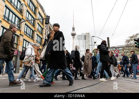 Berlin, Berlin, Deutschland. Oktober 2025. Am 25. Oktober 2025 überqueren Menschenmassen die Straße in der Nähe des Hackeschen Marktes und der Rosenthaler Straße in Berlin, wobei der berühmte Fernsehturm der Stadt im Hintergrund zu sehen ist. Die geschäftige Kreuzung spiegelt die pulsierende urbane Energie des Zentrums Berlins an einem bewölkten Herbstnachmittag wider. (Kreditbild: © Michael Kuenne/PRESSCOV via ZUMA Press Wire) NUR REDAKTIONELLE VERWENDUNG! Nicht für kommerzielle ZWECKE! Stockfoto