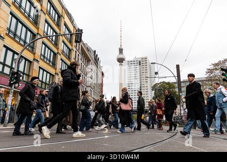 Berlin, Berlin, Deutschland. Oktober 2025. Am 25. Oktober 2025 überqueren Menschenmassen die Straße in der Nähe des Hackeschen Marktes und der Rosenthaler Straße in Berlin, wobei der berühmte Fernsehturm der Stadt im Hintergrund zu sehen ist. Die geschäftige Kreuzung spiegelt die pulsierende urbane Energie des Zentrums Berlins an einem bewölkten Herbstnachmittag wider. (Kreditbild: © Michael Kuenne/PRESSCOV via ZUMA Press Wire) NUR REDAKTIONELLE VERWENDUNG! Nicht für kommerzielle ZWECKE! Stockfoto