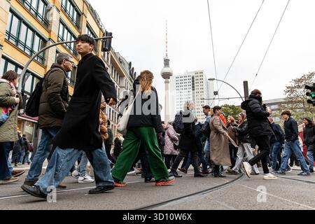Berlin, Berlin, Deutschland. Oktober 2025. Am 25. Oktober 2025 überqueren Menschenmassen die Straße in der Nähe des Hackeschen Marktes und der Rosenthaler Straße in Berlin, wobei der berühmte Fernsehturm der Stadt im Hintergrund zu sehen ist. Die geschäftige Kreuzung spiegelt die pulsierende urbane Energie des Zentrums Berlins an einem bewölkten Herbstnachmittag wider. (Kreditbild: © Michael Kuenne/PRESSCOV via ZUMA Press Wire) NUR REDAKTIONELLE VERWENDUNG! Nicht für kommerzielle ZWECKE! Stockfoto