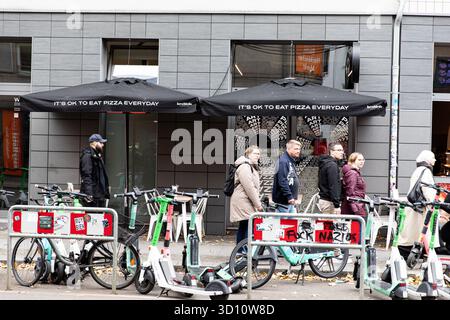 Berlin, Berlin, Deutschland. Oktober 2025. Die Leute kommen am 25. Oktober 2025 am Restaurant Lovebirds Pizza vorbei. (Kreditbild: © Michael Kuenne/PRESSCOV via ZUMA Press Wire) NUR REDAKTIONELLE VERWENDUNG! Nicht für kommerzielle ZWECKE! Stockfoto