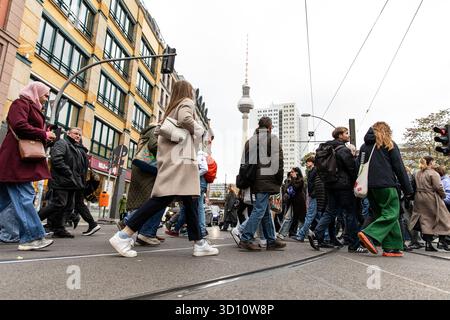 Berlin, Berlin, Deutschland. Oktober 2025. Am 25. Oktober 2025 überqueren Menschenmassen die Straße in der Nähe des Hackeschen Marktes und der Rosenthaler Straße in Berlin, wobei der berühmte Fernsehturm der Stadt im Hintergrund zu sehen ist. Die geschäftige Kreuzung spiegelt die pulsierende urbane Energie des Zentrums Berlins an einem bewölkten Herbstnachmittag wider. (Kreditbild: © Michael Kuenne/PRESSCOV via ZUMA Press Wire) NUR REDAKTIONELLE VERWENDUNG! Nicht für kommerzielle ZWECKE! Stockfoto