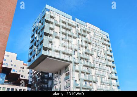 Oslo, Norwegen - 8. September 2025: Modernes Geschäftsviertel in Oslo, Skandinavien. Zeitgenössisches auskragendes Gebäude des Barcode-Projekts in Bjorvika Stockfoto
