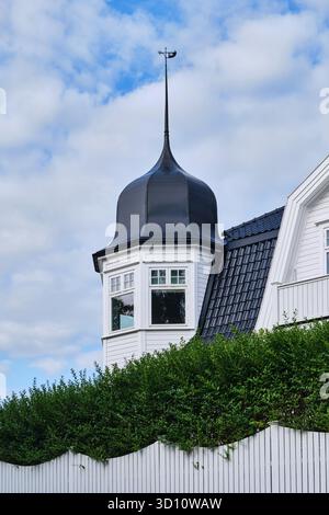 Oslo, Norwegen - 8. September 2025: Architektonische Dachkonstruktion eines Hauses in Bygdoy Stockfoto