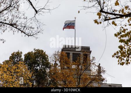 Berlin, Berlin, Deutschland. Oktober 2025. Die russische Botschaft unter den Linden im Zentrum Berlins am 25. Oktober 2025. (Kreditbild: © Michael Kuenne/PRESSCOV via ZUMA Press Wire) NUR REDAKTIONELLE VERWENDUNG! Nicht für kommerzielle ZWECKE! Stockfoto