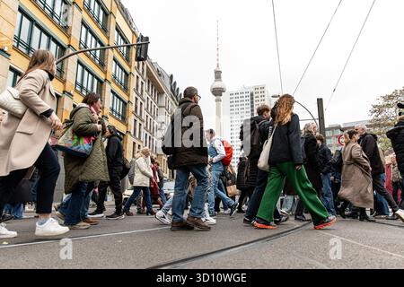 Berlin, Berlin, Deutschland. Oktober 2025. Am 25. Oktober 2025 überqueren Menschenmassen die Straße in der Nähe des Hackeschen Marktes und der Rosenthaler Straße in Berlin, wobei der berühmte Fernsehturm der Stadt im Hintergrund zu sehen ist. Die geschäftige Kreuzung spiegelt die pulsierende urbane Energie des Zentrums Berlins an einem bewölkten Herbstnachmittag wider. (Kreditbild: © Michael Kuenne/PRESSCOV via ZUMA Press Wire) NUR REDAKTIONELLE VERWENDUNG! Nicht für kommerzielle ZWECKE! Stockfoto