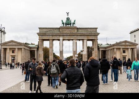 Berlin, Berlin, Deutschland. Oktober 2025. Touristen und Berliner treffen sich an einem milden Herbstsamstag, dem 25. Oktober 2025, in der Nähe des Brandenburger Tors, eines der bekanntesten Wahrzeichen Deutschlands. Das historische Denkmal, einst Symbol der Teilung während des Kalten Krieges, dient heute als lebendiger Treffpunkt im Herzen der deutschen Hauptstadt. (Kreditbild: © Michael Kuenne/PRESSCOV via ZUMA Press Wire) NUR REDAKTIONELLE VERWENDUNG! Nicht für kommerzielle ZWECKE! Stockfoto
