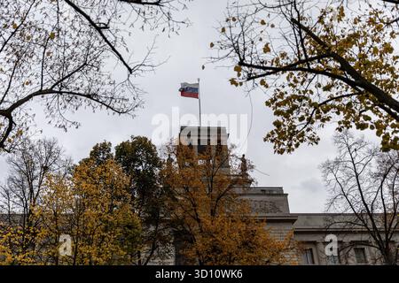 Berlin, Berlin, Deutschland. Oktober 2025. Die russische Botschaft unter den Linden im Zentrum Berlins am 25. Oktober 2025. (Kreditbild: © Michael Kuenne/PRESSCOV via ZUMA Press Wire) NUR REDAKTIONELLE VERWENDUNG! Nicht für kommerzielle ZWECKE! Stockfoto