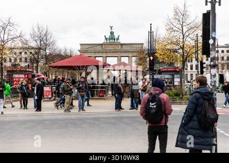 Berlin, Berlin, Deutschland. Oktober 2025. Touristen und Berliner treffen sich an einem milden Herbstsamstag, dem 25. Oktober 2025, in der Nähe des Brandenburger Tors, eines der bekanntesten Wahrzeichen Deutschlands. Das historische Denkmal, einst Symbol der Teilung während des Kalten Krieges, dient heute als lebendiger Treffpunkt im Herzen der deutschen Hauptstadt. (Kreditbild: © Michael Kuenne/PRESSCOV via ZUMA Press Wire) NUR REDAKTIONELLE VERWENDUNG! Nicht für kommerzielle ZWECKE! Stockfoto