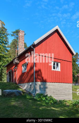 Oslo, Norwegen - 8. September 2025: Kuhstall aus Indre Billefjord im Norsker Folkemuseum, dem Norwegischen Museum für Kulturgeschichte in Bygdøy Stockfoto