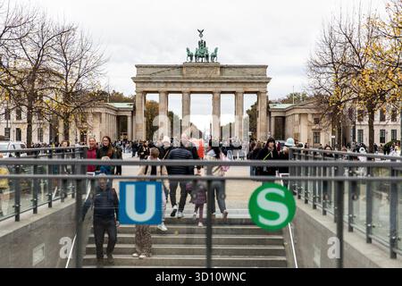 Berlin, Berlin, Deutschland. Oktober 2025. Touristen und Berliner treffen sich an einem milden Herbstsamstag, dem 25. Oktober 2025, in der Nähe des Brandenburger Tors, eines der bekanntesten Wahrzeichen Deutschlands. Das historische Denkmal, einst Symbol der Teilung während des Kalten Krieges, dient heute als lebendiger Treffpunkt im Herzen der deutschen Hauptstadt. (Kreditbild: © Michael Kuenne/PRESSCOV via ZUMA Press Wire) NUR REDAKTIONELLE VERWENDUNG! Nicht für kommerzielle ZWECKE! Stockfoto