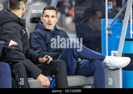Berlin, Deutschland. Oktober 2025. Fußball: Bundesliga 2, Hertha BSC - Fortuna Düsseldorf, Spieltag 10, Olympiastadion. Trainer Stefan Leitl (Hertha BSC) beobachtet das Spiel von der Bank aus. Hinweis: Andreas Gora/dpa - WICHTIGER HINWEIS: Gemäß den Vorschriften der DFL Deutschen Fußball-Liga und des DFB Deutschen Fußball-Bundes ist es verboten, im Stadion und/oder des Spiels aufgenommene Fotografien in Form von sequenziellen Bildern und/oder videoähnlichen Fotoserien zu verwenden oder zu verwenden./dpa/Alamy Live News Stockfoto