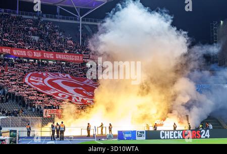 Berlin, Deutschland. Oktober 2025. Fußball: Bundesliga 2, Hertha BSC - Fortuna Düsseldorf, Spieltag 10, Olympiastadion. Fans der Fortuna Düsseldorf starten im Besucherblock pyrotechnische Anlagen. Hinweis: Andreas Gora/dpa - WICHTIGER HINWEIS: Gemäß den Vorschriften der DFL Deutschen Fußball-Liga und des DFB Deutschen Fußball-Bundes ist es verboten, im Stadion und/oder des Spiels aufgenommene Fotografien in Form von sequenziellen Bildern und/oder videoähnlichen Fotoserien zu verwenden oder zu verwenden./dpa/Alamy Live News Stockfoto