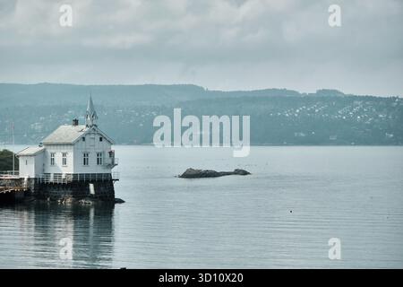 Oslo, Norwegen - 9. September 2025: Leuchtturm von Heggholmen und kleiner Turm im Oslofjord Stockfoto