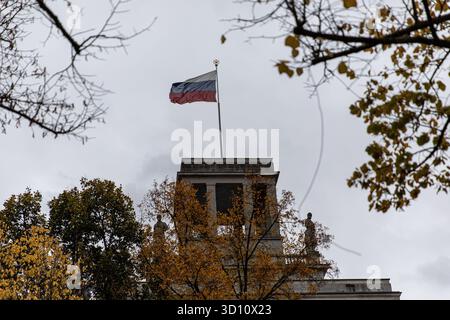 Berlin, Berlin, Deutschland. Oktober 2025. Die russische Botschaft unter den Linden im Zentrum Berlins am 25. Oktober 2025. (Kreditbild: © Michael Kuenne/PRESSCOV via ZUMA Press Wire) NUR REDAKTIONELLE VERWENDUNG! Nicht für kommerzielle ZWECKE! Stockfoto