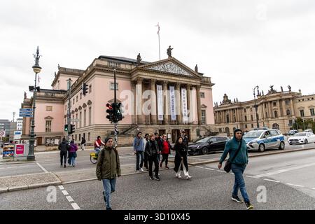 Berlin, Berlin, Deutschland. Oktober 2025. Am 25. Oktober 2025 überqueren Fußgänger unter den Linden in der Nähe der Staatsoper in Berlin. (Kreditbild: © Michael Kuenne/PRESSCOV via ZUMA Press Wire) NUR REDAKTIONELLE VERWENDUNG! Nicht für kommerzielle ZWECKE! Stockfoto