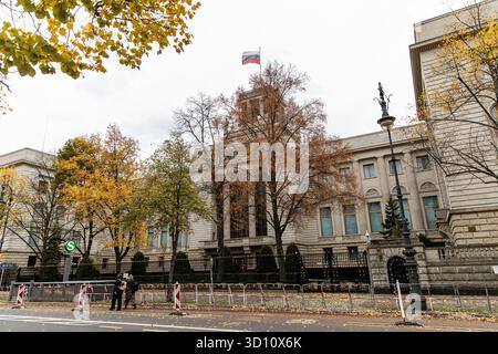 Berlin, Berlin, Deutschland. Oktober 2025. Die russische Botschaft unter den Linden im Zentrum Berlins am 25. Oktober 2025. (Kreditbild: © Michael Kuenne/PRESSCOV via ZUMA Press Wire) NUR REDAKTIONELLE VERWENDUNG! Nicht für kommerzielle ZWECKE! Stockfoto