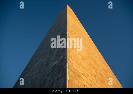 Washington DC – der obere Teil des Washington Monuments wird von der untergehenden Sonne beleuchtet und strahlt auf der einen Seite ein goldenes Leuchten aus, während die andere im Schatten bleibt. Dieser berühmte Obelisk an der National Mall erinnert an George Washington, den ersten Präsidenten der Vereinigten Staaten. 1884 fertiggestellt und 1885 eingeweiht, war es mit 169,29 Metern (555 Fuß 5 1/8 Zoll) das höchste Bauwerk der Welt. Aus Marmor, Granit und Blausteingneis gebaut, ist es ein prominentes nationales Wahrzeichen. Stockfoto