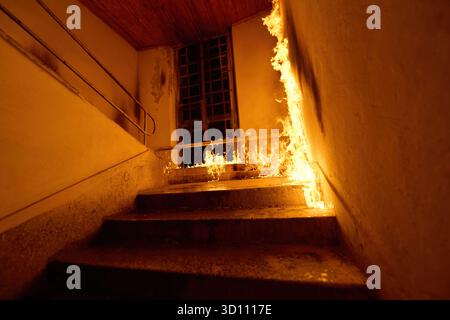 Treppenhaus in Flammen, Brandgefahr im Gebäude, gefährliche Situation, brennende Treppe, Brandunfall, Notfall, Brand- und Brandgefahr Stockfoto