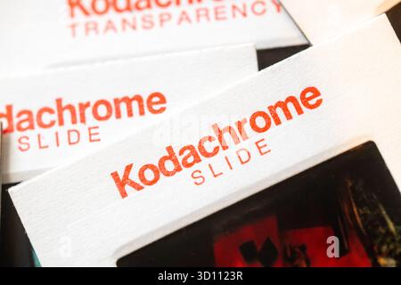 Kodachrome Slide Transparency // mehrere Kodachrome Objektträger sind abgebildet, wobei der Markenname auf den weißen Kartonhalterungen zu sehen ist. Kodachrome war eine Marke von Farbumkehrfolien, die von Eastman Kodak hergestellt wurde und 1935 eingeführt wurde. Sie war bekannt für ihre Archivstabilität, Schärfe und lebendige Farbwiedergabe, wodurch diese Folien sowohl für die professionelle als auch für die Amateurfotografie beliebt sind. Die Produktion von Kodachrome wurde 2009 eingestellt, was das Ende einer ikonischen fotografischen Ära markiert. Stockfoto