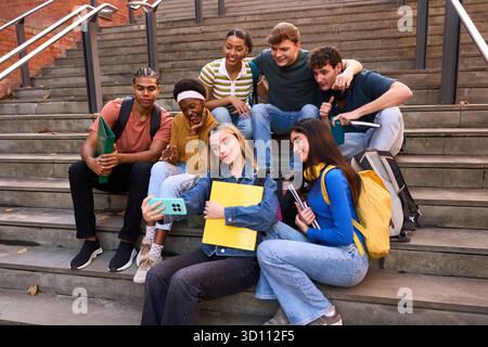 Eine Gruppe von Studenten, die Selfie auf der Treppe machen Stockfoto