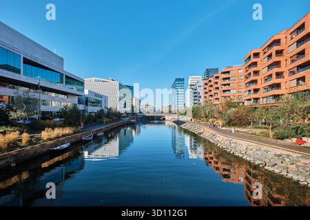Oslo, Norwegen - 6. September 2025: Damm- und Wohnhäuser und Opernhaus im Gamle Oslo District, Bjorvika Stockfoto