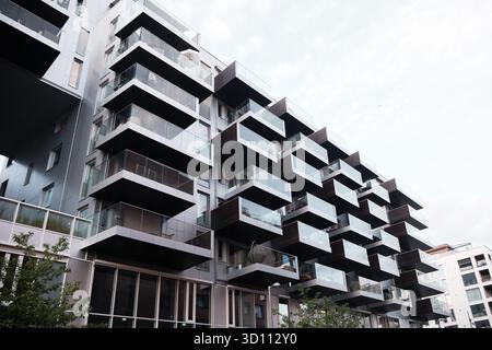 Oslo, Norwegen - 9. September 2025: Das renovierte Bjorvika im Zentrum von Oslo mit einem modernen Wohnblock mit Glasbalkonen Stockfoto