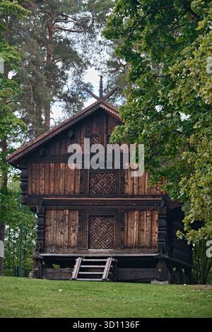 Oslo, Norwegen - 9. September 2025: Altes Holzgebäude im Norsker Folkemuseum, Norwegisches Museum für Kulturgeschichte in Bygdøy Stockfoto