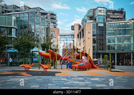 Oslo, Norwegen - 9. September 2025: Farbenfroher Spielplatz in Tjuvholmen, Aker Brygge, teuerste Gegend in Oslo Stockfoto