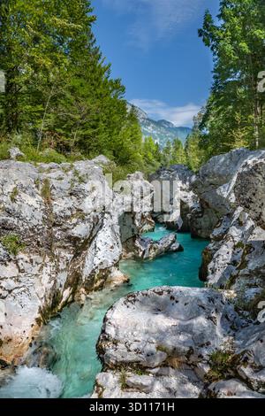 Der Fluss Soca fließt durch die Felsen der kleinen soca-Schlucht in Bovec, Slowenien. Die Landschaft zeigt die Schönheit der Natur und ein Reiseziel. Stockfoto