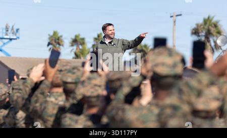 Oceanside, Usa. 18. Oktober 2025. US-Vizepräsident JD Vance zeigt, wie er die Bühne verlässt, nachdem er während des 250. Jahrestages des Marinekorps Amphibious Capabilities Demonstration Beach Bash im Marinekorps Base Camp Pendleton am 18. Oktober 2025 in Oceanside, Kalifornien. Quelle: CPL. Jeslianne Torres/US Marines Photo/Alamy Live News Stockfoto