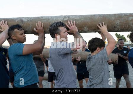 San Diego, Usa. 18. Oktober 2025. US-Verteidigungsminister Pete Hegseth, Center, nimmt am 18. Oktober 2025 in San Diego, Kalifornien, am Morgen des Physical Training mit Mitgliedern des Militärdienstes Teil. Hegseth nahm an einer Vielzahl von Aktivitäten teil, die das 250. Marinekorps-Jubiläum feierten. Gutschrift: SSgt. Madelyn Keech/US Air Force Photo/Alamy Live News Stockfoto