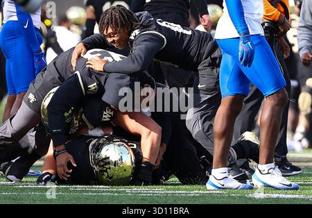 25. Oktober 2025: Wake Forest University Kicker Connor Calvert (90), nachdem er ein Tor aus dem Feld geschlagen hatte. NCAA-Fußballspiel zwischen der Southern Methodist University und der Wake Forest University im AlLegacy Federal Credit Union Stadium in Winston-Salem, North Carolina. David Beach/CSM Stockfoto