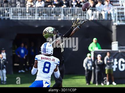 25. Oktober 2025: Wake Forest University Tight End Kamrean Johnson (12) holt sich den Ball, um ein Feldtor für den Sieg vor SMU Cornerback Marcellus Barnes Jr. (8) aufzustellen. NCAA-Fußballspiel zwischen der Southern Methodist University und der Wake Forest University im AlLegacy Federal Credit Union Stadium in Winston-Salem, North Carolina. David Beach/CSM Stockfoto