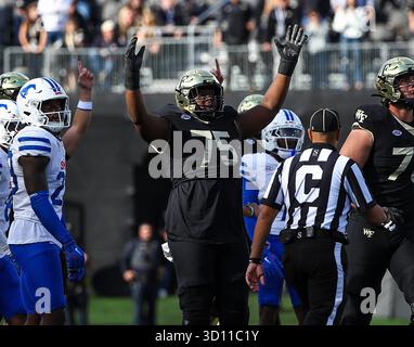 25. Oktober 2025: Der Offensive Lineman Derrell Johnson II (75) der Wake Forest University signalisiert, nachdem er ein Feldtor gewonnen hatte. NCAA-Fußballspiel zwischen der Southern Methodist University und der Wake Forest University im AlLegacy Federal Credit Union Stadium in Winston-Salem, North Carolina. David Beach/CSM Stockfoto